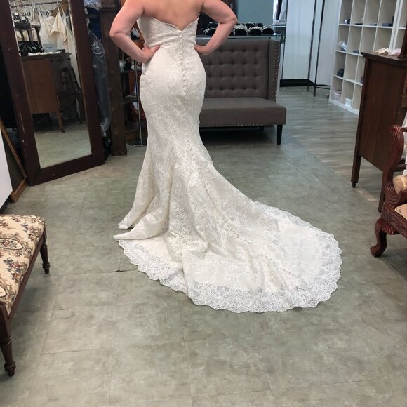 Mermaid Lace IVORY Wedding Dress, Plunging Vneck, Fitted Bum Sexy Fit & Flare - Picture 3 of 12